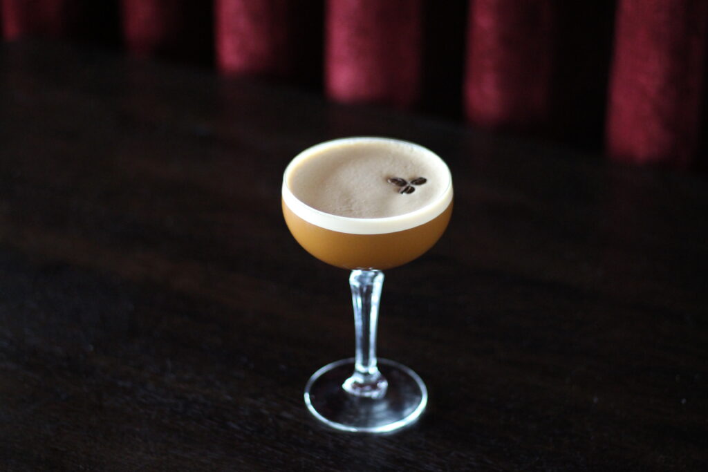 Espresso martini opskrift – cocktail fra Cocktaiils